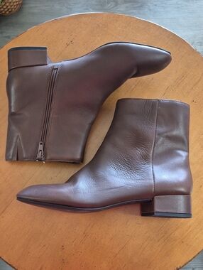 Banana Republic Sleek Brown Leather Ankle Boots. Size 9